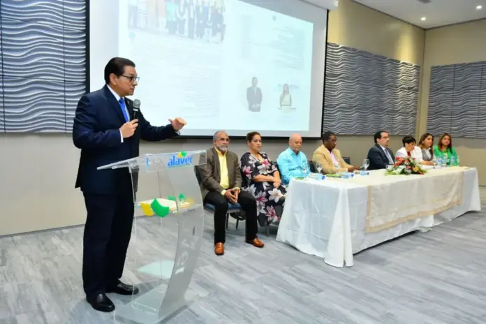 El-ministro-de-Salud-doctor-Daniel-Rivera-durante-la-presentacion-de-PLANDES-2030-en-ciudad-de-La-Vega