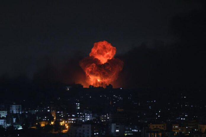 el-humo-se-eleva-despues-de-los-ataques-aereos-israelies-en-la-ciudad-de-gaza
