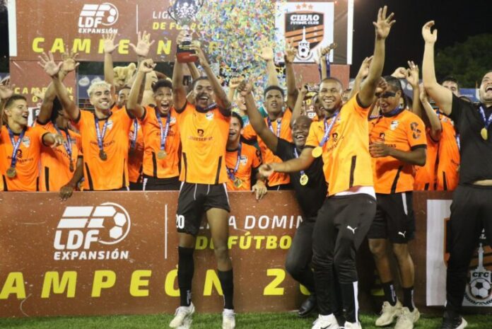 yohan-parra-levanta-el-titulo-de-campeon-de-cibao-fc-por-segudna-vez-en-la-ldf-expansion-768x513