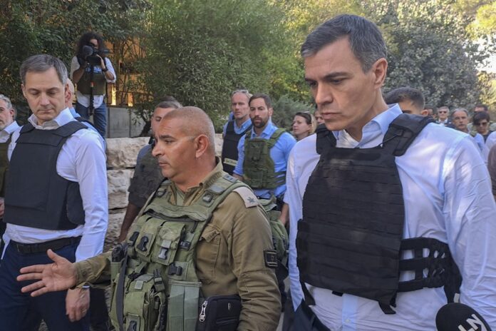 Sánchez y su homólogo belga durante una visita militar en Israel