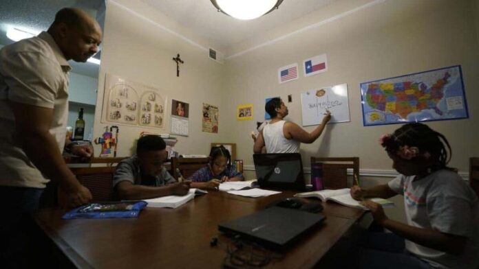estudian-ley-para-educacion-en-casa-focus-0-0-896-504