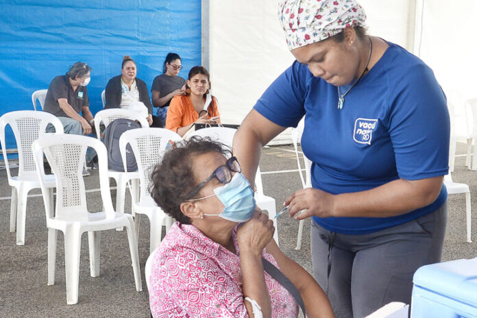 personas-acuden-a-los-centro-de-vacunacion-28-12-23-felix-de-la-cruz-10-768x512