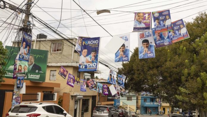 retiran-propaganda-politica-de-las-calles-del-gran-santo-domingo--focus-0-0-896-504