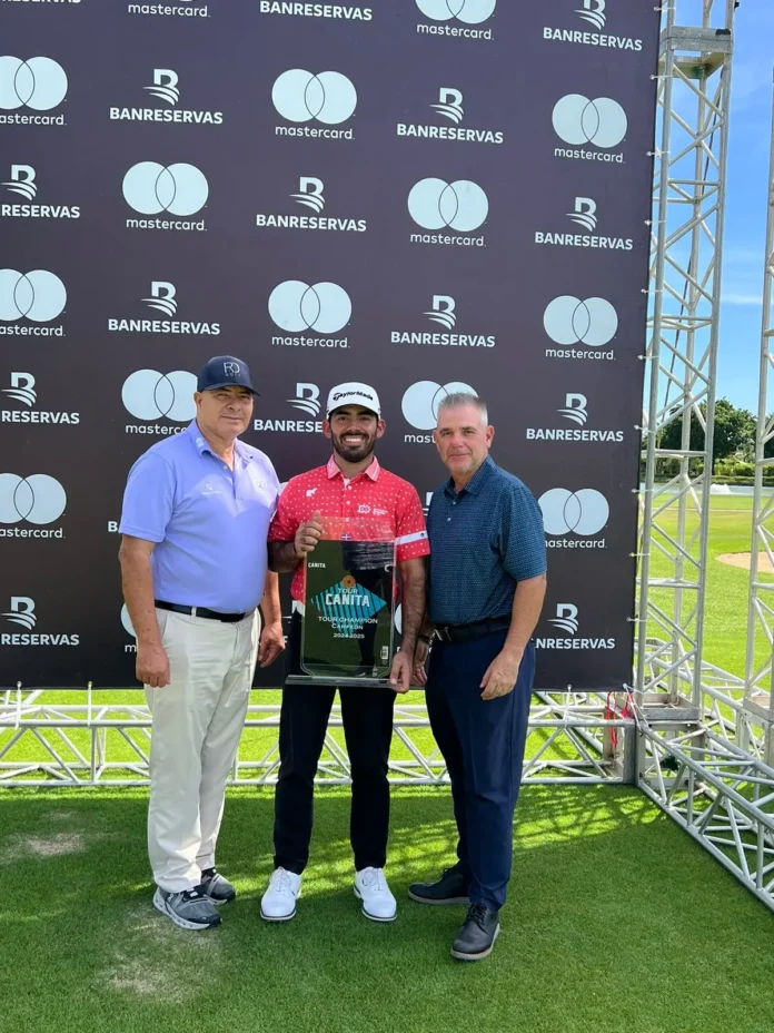 Luis-Jose-Placeres-y-Raul-Cendoya-premian-al-ganador-Juan-Jose-Guerra