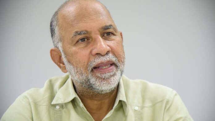 eduardo-hidalgo-asociacion-dominicana-de-profesores01-focus-0-0-896-504