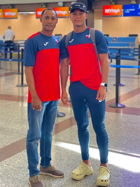 Kenny-Nunez-Veras-entrenador-nacional-de-Pentatlon-Moderno-y-el-pentatleta-Gabriel-Dominguez-en-su-salida-del-pais-con-rumbo-a-Ecuador