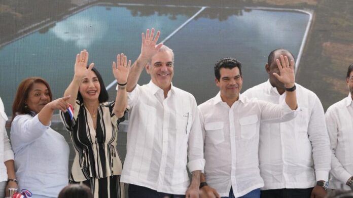 El-presidente-Luis-Abinader-y-el-titular-de-Inapa-Wellington-Arnaud-900x506