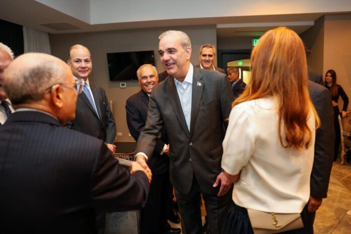 Abinader-sostiene-encuentro-con-lideres-empresariales-panamenos-para-ampliar-oportunidades-de-inversion-2