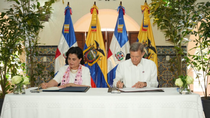 Gabriela-Sommerfeld-canciller-de-Ecuador-y-su-par-dominicano-Roberto-Alvarez.-Cancilleria-de-Ecuador.-Fotofuente-externa