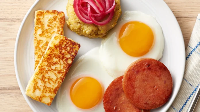 Mangu-con-los-tres-golpes-desayuno-dominicano.jpg