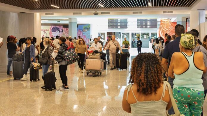 imagen-22122024-viajeros-llegan-al-aeropuerto-de-santo-domingo-kevin-rivas20-59f5d734-focus-0-0-896-504
