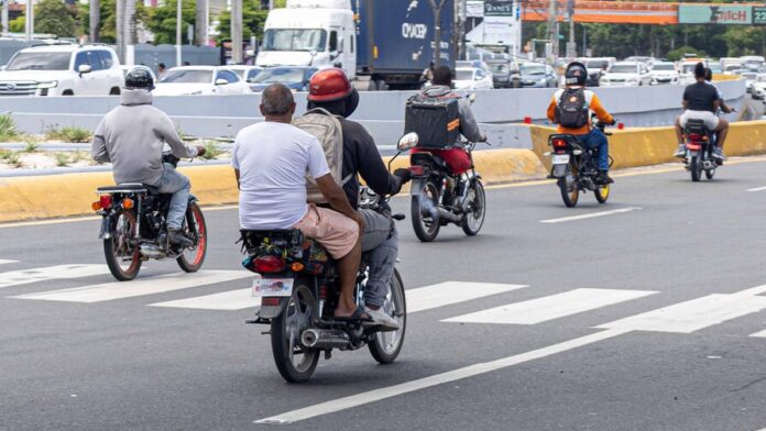 motoristas-violan-ley-63-17-al-transportar-pasajeros-sin-casco-8a76815d-focus-0-0-896-504