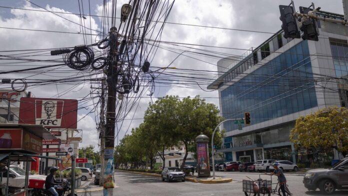 cables-se-aduenan-del-paisaje-en-calles-de-santo-domingo-f255b0dd-focus-min0.3-0.6-896-504