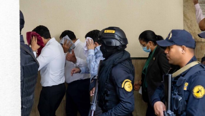 imagen-210926-los-imputados-en-senasa-20--son-trasladados-al-tribunal-que-le-conocera-coercion-fe-fotos-estarlin-rosa4-57a54cd2-focus-0.09-0.41-896-504
