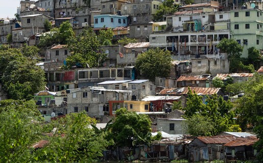 viviendas-vulnerables-en-santo-domingo-un-desafio-a-la-gravedad-191511ac-focus-0-0-515-320